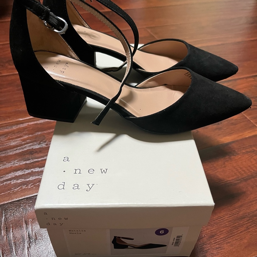 Women’s Natalia Microsuede closed toe block heel pump